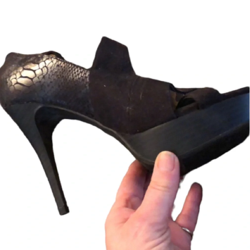 Sofia by Sofia Vargaro size 10 black platform heel faux suede reptile embossed